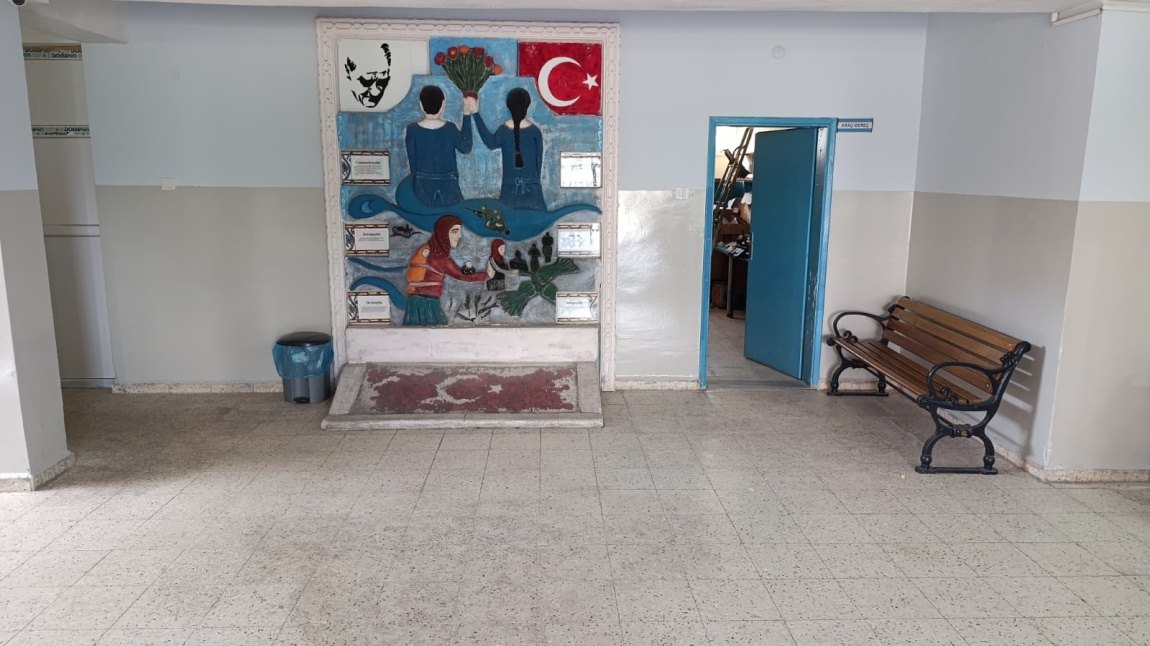 Okulumuz Zemin Katında Yüzey Temizliği Çalışmaları Devam Ediyor